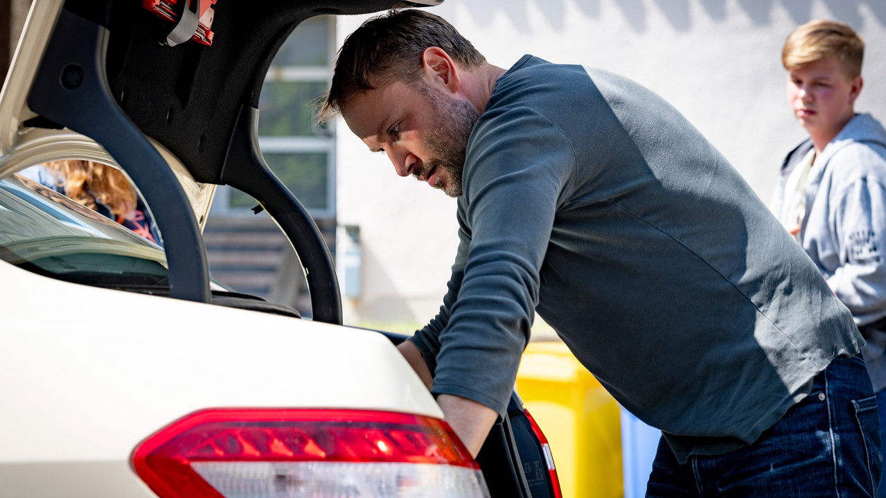 About Luis Movie Screenshot 3